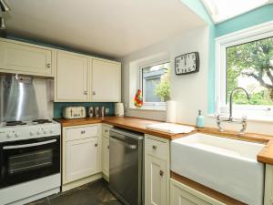 A cozinha ou cozinha compacta de Apple Tree Cottage