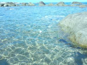 un grande corpo d'acqua con rocce di ISCHIA è Vita ! a Ischia