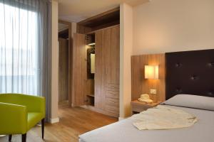 Posteľ alebo postele v izbe v ubytovaní Hotel Rossini + 37 fotografií