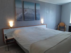 Postel nebo postele na pokoji v ubytování Logis Hôtel Les Chardons Bleus RESTAURANT LE BISTROT DE LA MER