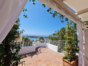 uma varanda com vista para o oceano em luxury B&B e FAMILY RESIDENCE VILLA FILOMENA em Marina di Camerota
