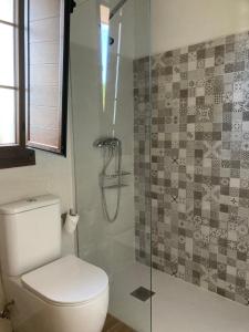 Bilik mandi di Apartamentos La Presa El Molin +11 gambar
