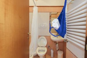 een kleine badkamer met een toilet en een wastafel bij NiceToMeetYou in Rome