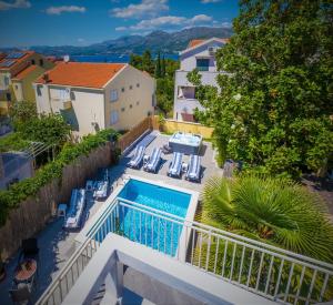 uma vista para a piscina a partir da varanda de um apartamento em Castelletto em Cavtat