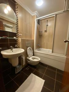 A bathroom at Hotel Monopol Még 11 kép