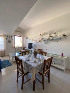 ein Esszimmer mit einem Tisch und Stühlen in einem Zimmer in der Unterkunft A 300 passi dal mare in Tropea