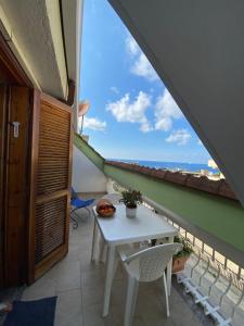 un balcone con tavolo e vista sull'oceano di A 300 passi dal mare a Tropea