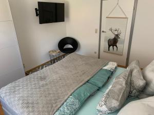 uma cama com um edredão e almofadas num quarto em Haus Zwölf em Dahn
