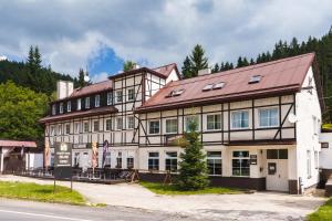 um grande edifício ao lado de uma rua em Horská chata Zelené Údolí em Abertamy