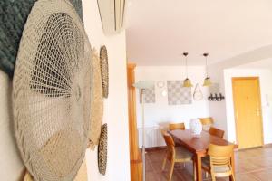 d'une salle à manger et d'une cuisine avec un grand ventilateur mural. dans l'établissement Global Properties, Ático con vistas en la playa de Canet, à Canet d'En Berenguer