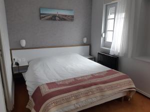 Postel nebo postele na pokoji v ubytování Logis Hôtel Les Chardons Bleus RESTAURANT LE BISTROT DE LA MER