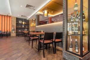 Hotel Wettiner Hof في ريزا: مطعم به بار به طاولات وكراسي