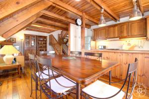 薩拉爾杜的住宿－LA SOLANA de Alma de Nieve，一间带木桌和椅子的用餐室