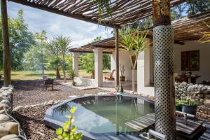 ein Pool im Hinterhof eines Hauses in der Unterkunft Hoogwater Cottage in Wolseley + 13 Fotos