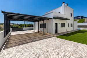 una representación de una casa con garaje en Captivating 4-Bed House in Cadaval district-Lisbon, en Torre