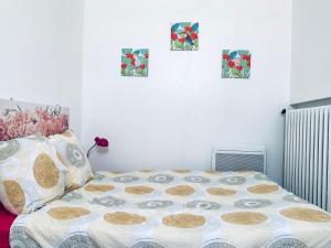 een bed in een slaapkamer met drie foto's aan de muur bij Le MonMon grand T2 hyper centre ville in Fontenay-le-Comte