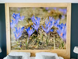una foto de flores azules en un marco de imagen en Willa Leśna, en Zakopane