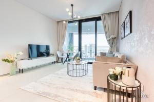 Posezení v ubytování Captivating 1BR at The Address Residences in JBR by Deluxe Holiday Homes