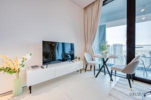 TV a/nebo společenská místnost v ubytování Captivating 1BR at The Address Residences in JBR by Deluxe Holiday Homes
