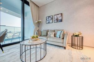 Posezení v ubytování Captivating 1BR at The Address Residences in JBR by Deluxe Holiday Homes