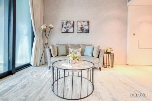 Posezení v ubytování Captivating 1BR at The Address Residences in JBR by Deluxe Holiday Homes