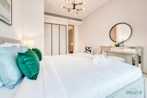Postel nebo postele na pokoji v ubytování Captivating 1BR at The Address Residences in JBR by Deluxe Holiday Homes