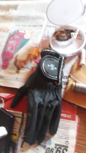 ein Paar schwarze Handschuhe auf einem Tisch in der Unterkunft Mostly Muse in Eidenberg