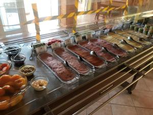 ein Buffet mit vielen verschiedenen Speisen in der Unterkunft Club House CVL in Luz