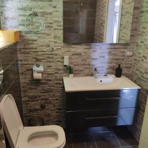 A bathroom at Apartmani Mira Brela