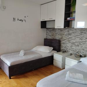 Posteľ alebo postele v izbe v ubytovaní Apartmani Mira Brela + 20 fotografií