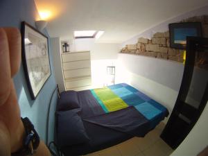 ein kleines Zimmer mit einem Bett in einem Zimmer in der Unterkunft Calaluna in La Maddalena