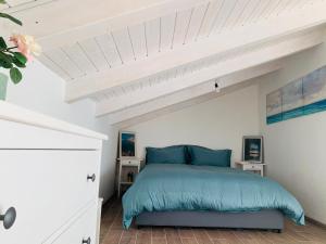 una camera con letto e soffitto bianco di Vistalta a Castellabate