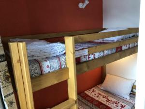 Katil dua tingkat atau katil-katil dua tingkat dalam bilik di Appartement La Tania, 3 pièces, 6 personnes - FR-1-513-18