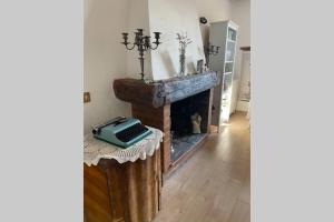La Casa di Bianca في كالكاتا: غرفة معيشة مع موقد وطاولة