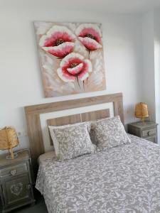 - une chambre avec un lit orné d'une peinture murale dans l'établissement Appartement moderne pour 6 adultes, à Benalmádena