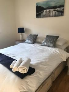 1 dormitorio con 1 cama con toallas en Ard Cashel en Dungloe