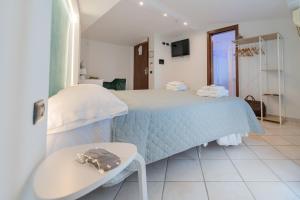 una camera ospedaliera con un letto e un tavolo di Villa Rocla guest house Pompei a Pompei
