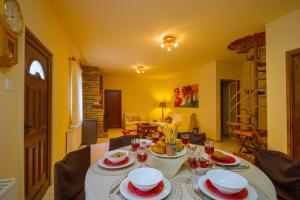 un comedor con una mesa con platos. en Persephone Cottage by AgroHolidays, en Platres