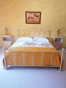1 cama en un dormitorio con una foto de un bebé en Il sole, en Maruggio