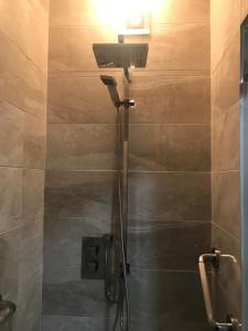 een douche met een douchekop in de badkamer bij Ard Cashel in Dungloe