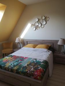 een slaapkamer met een bed en twee lampen aan de muur bij Logement douillet neuf L'INDIAN in Dossenheim-sur-Zinsel