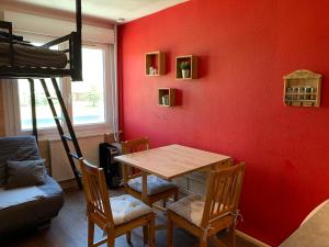 a room with a table and chairs and a bunk bed at Appartement Superdevoluy Le Petit Suisse in Le Dévoluy