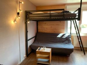 a bedroom with a bunk bed and a table at Appartement Superdevoluy Le Petit Suisse in Le Dévoluy