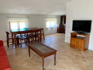 Μια τηλεόραση ή/και κέντρο ψυχαγωγίας στο Villa Enrica Apartments