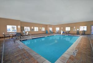 duży basen w pokoju hotelowym w obiekcie Candlewood Suites Sumter, an IHG Hotel w mieście Sumter