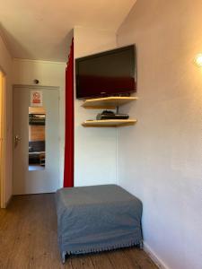 a room with a flat screen tv on a wall at Appartement Superdevoluy Le Petit Suisse in Le Dévoluy