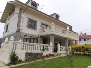 Casa blanca grande con balcón en Casa La Quintana, en Castro Urdiales