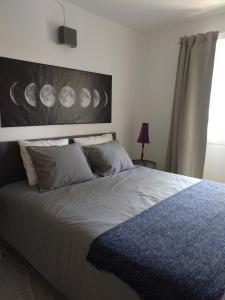 Postel nebo postele na pokoji v ubytování Moon House
