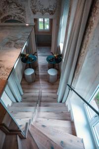 a glass staircase in a house with two tables at Gartenhäuschen an der Wörnitz in Dinkelsbühl