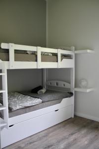 a bedroom with two bunk beds in a room at Ferienhaus Elbdiek in Bachenbrock